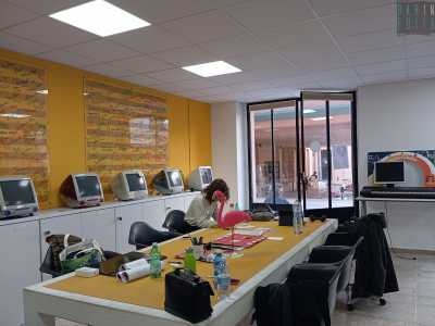 Dello stesso giallo � anche il tavolo che attraversa interamente la lunghezza dello studio...